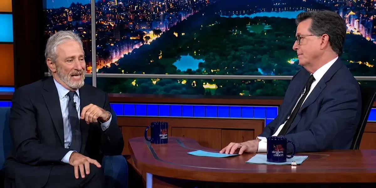 Jon Stewart verspottet CBS und Trump, während The Late Show zu Ende geht