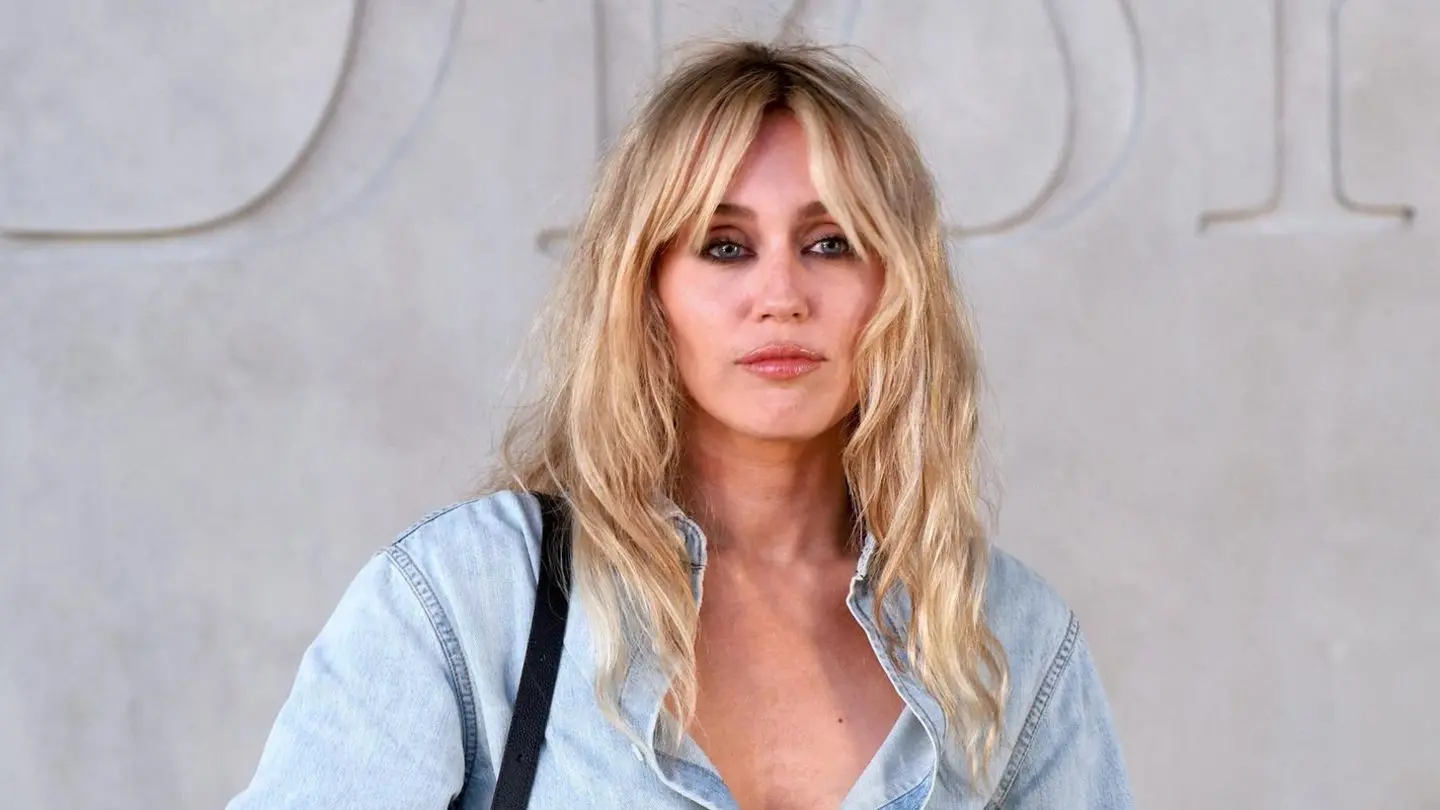 Miley Cyrus: Sie kommt in Jeans zur Modenschau